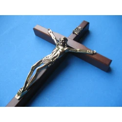 Krzyż drewniany na ścianę mahoń-ciemny brąz 21,5 cm